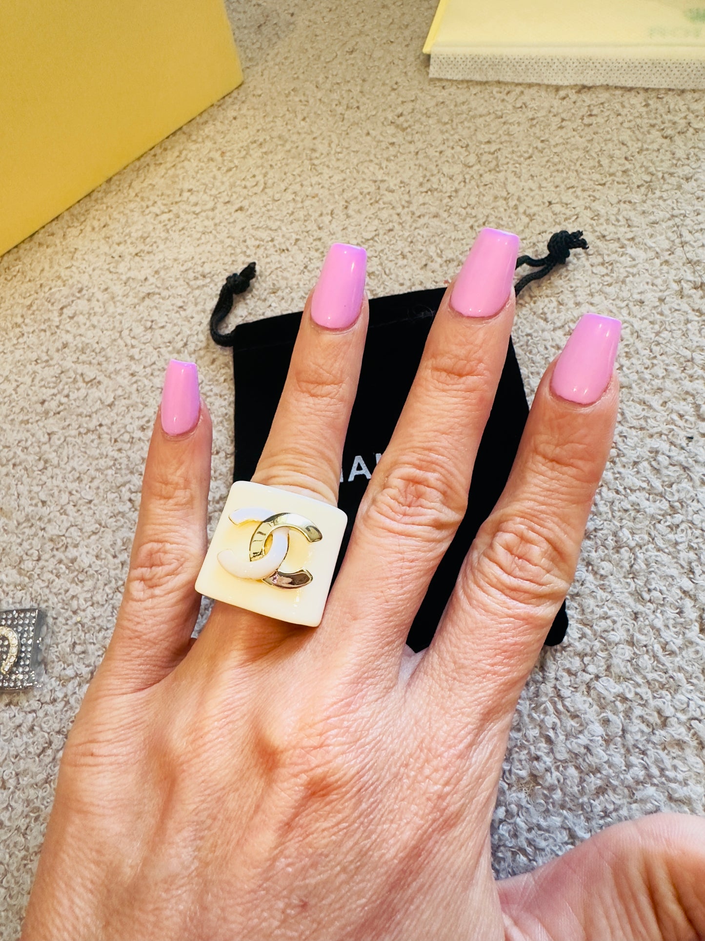 Anillo llamativo CC Oscuro y Blanco