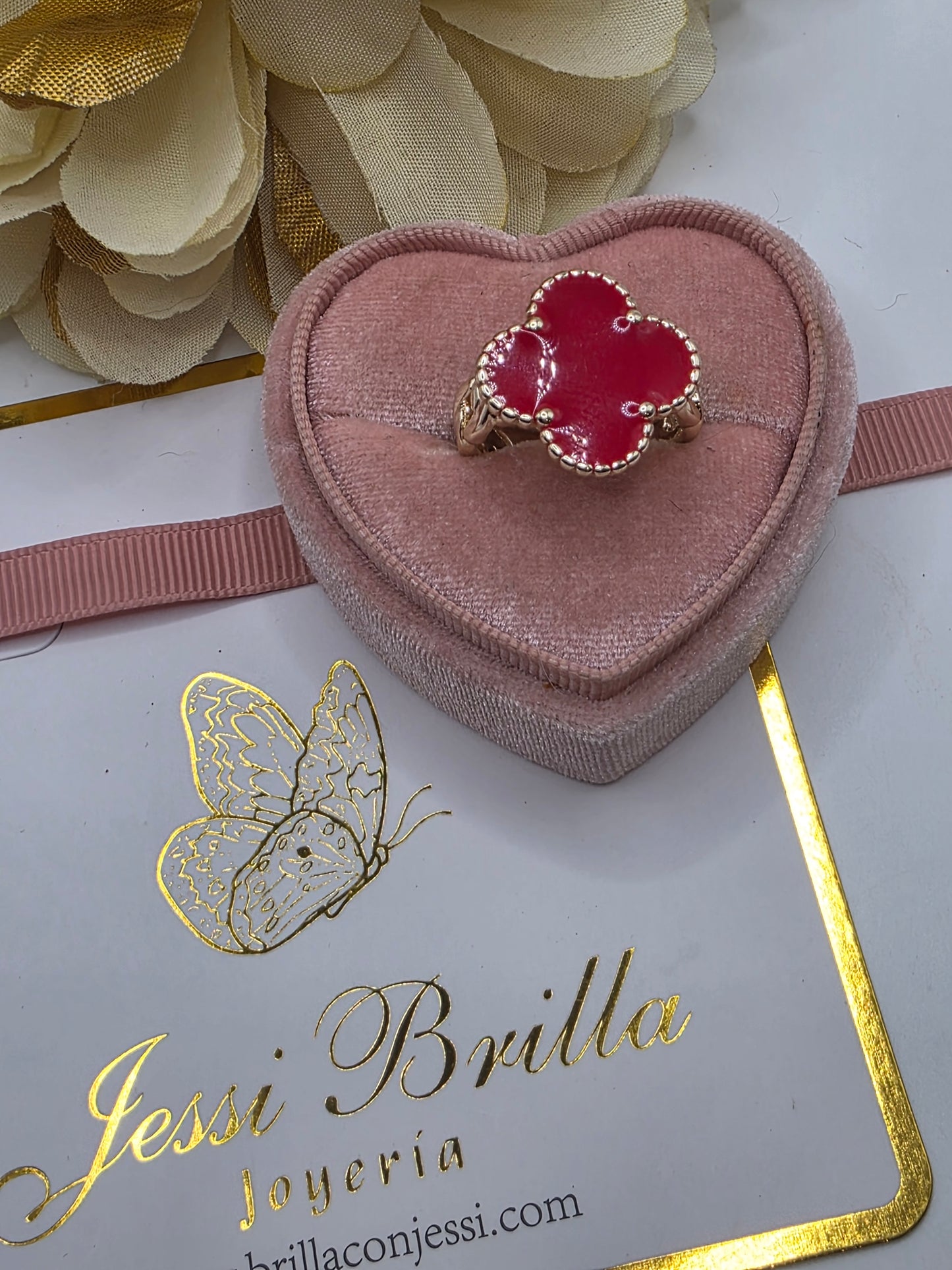 Anillo de Trébol Rojo