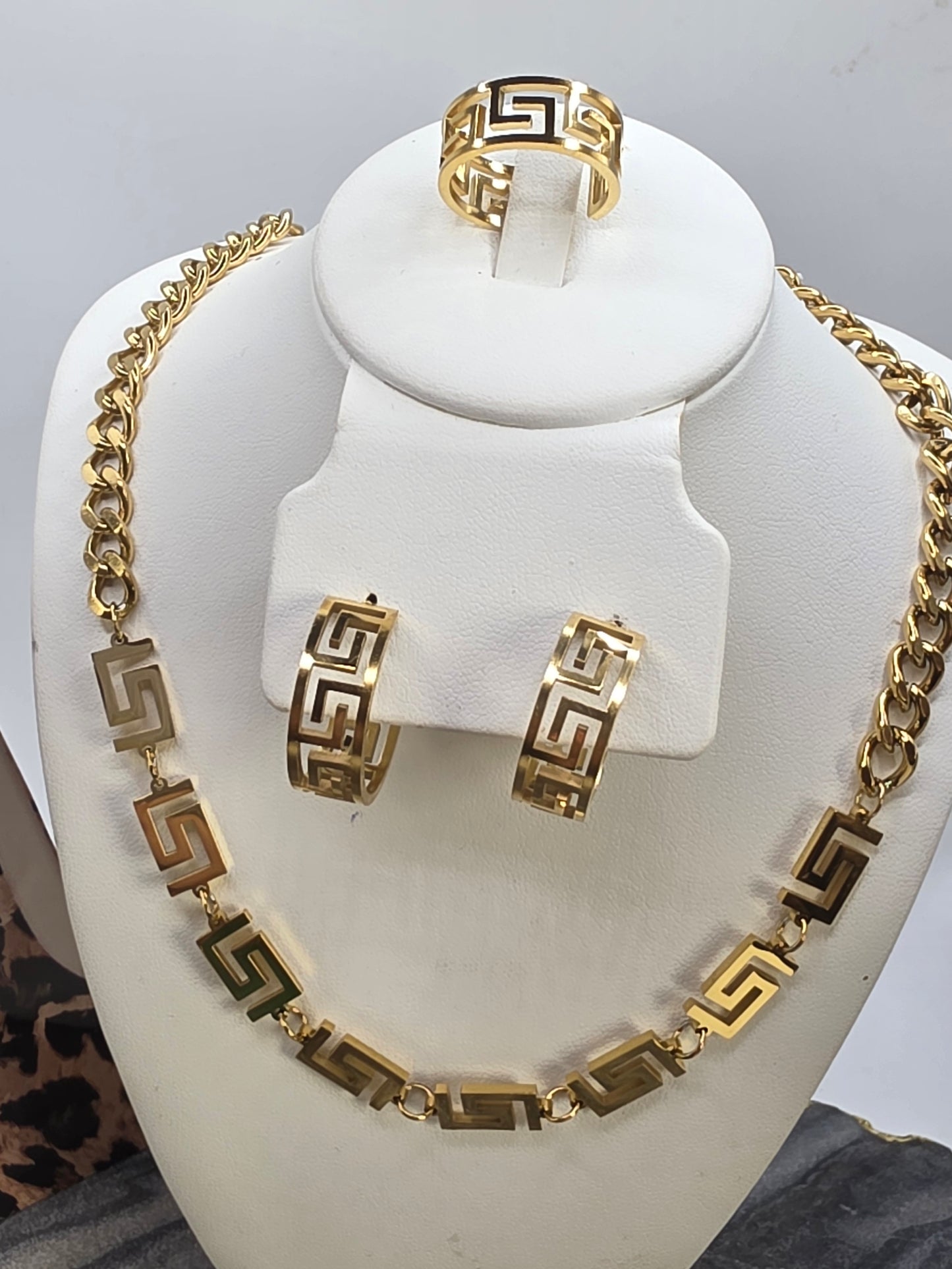 Set Fendy de Acero en laminado de oro 18k Alta calidad