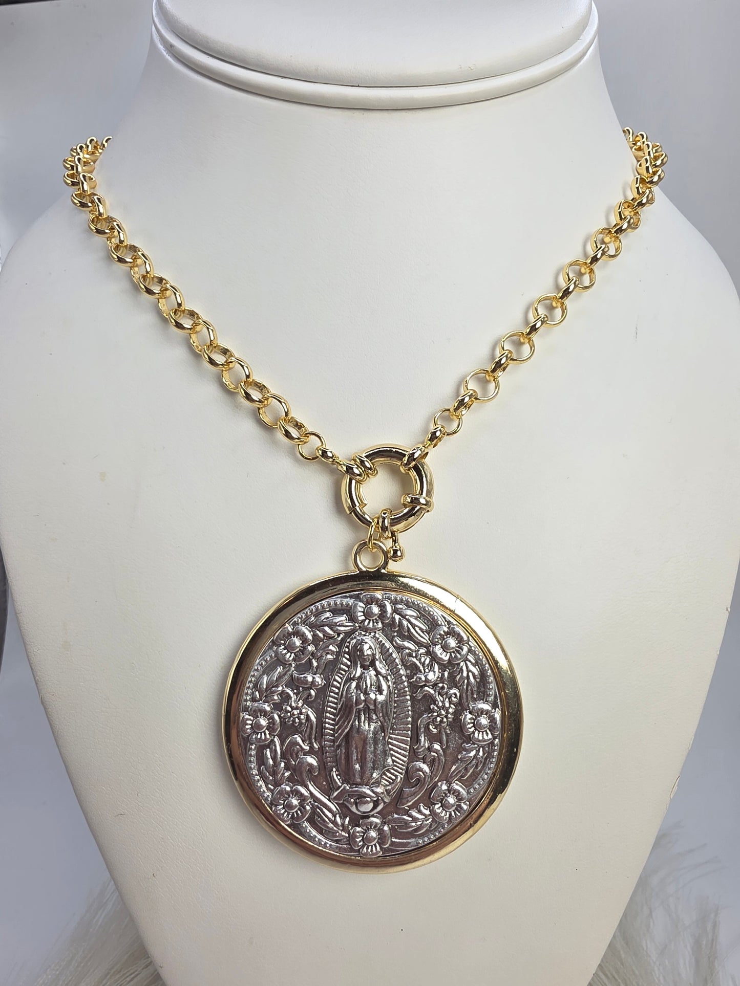 22inch chain with Plaque de la Virgen