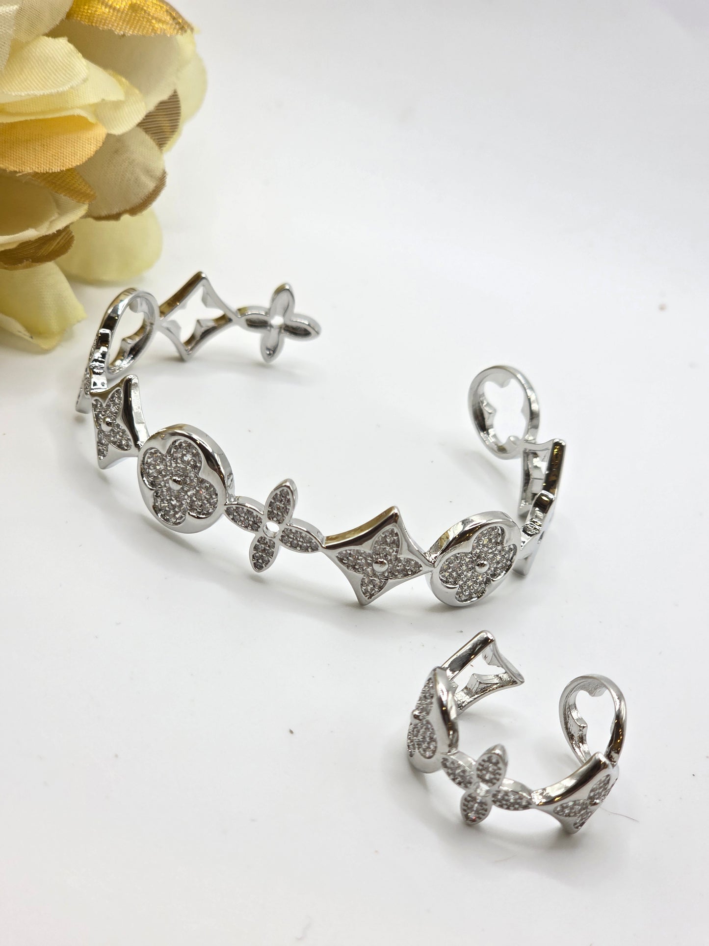 Brazalete y anillo Ajustable LV