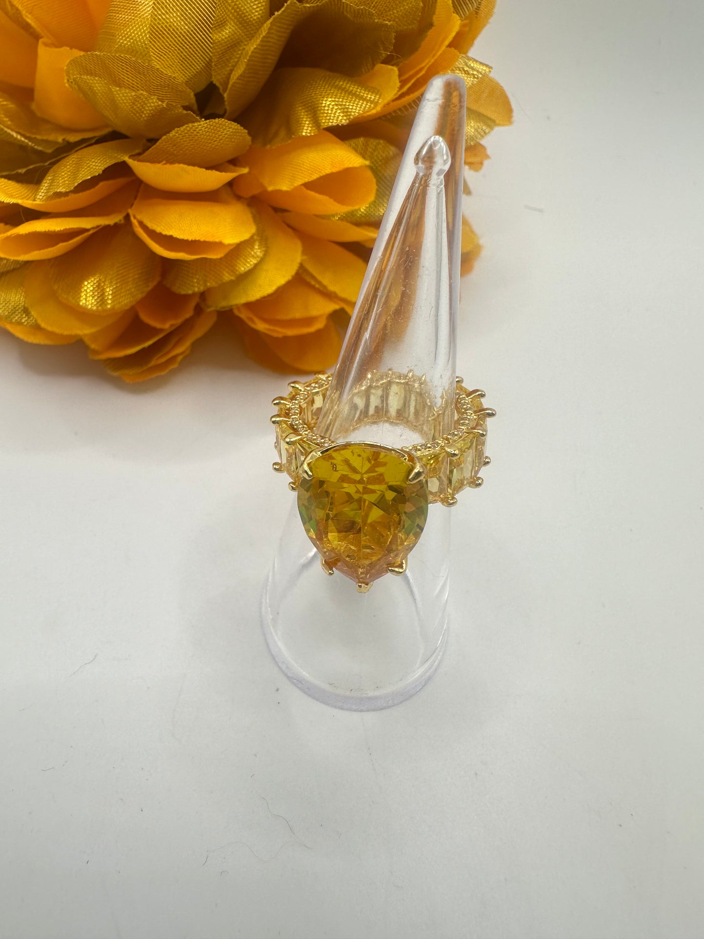 Anillo de Corazón Amarillo Adimantado en Vidrio Real