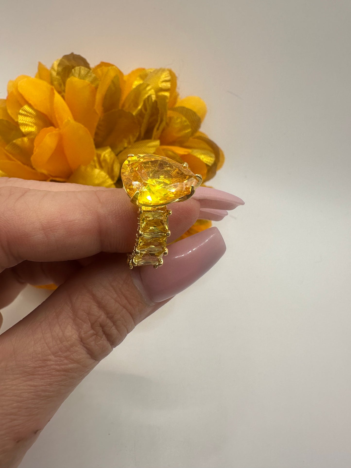 Anillo de Corazón Amarillo Adimantado en Vidrio Real