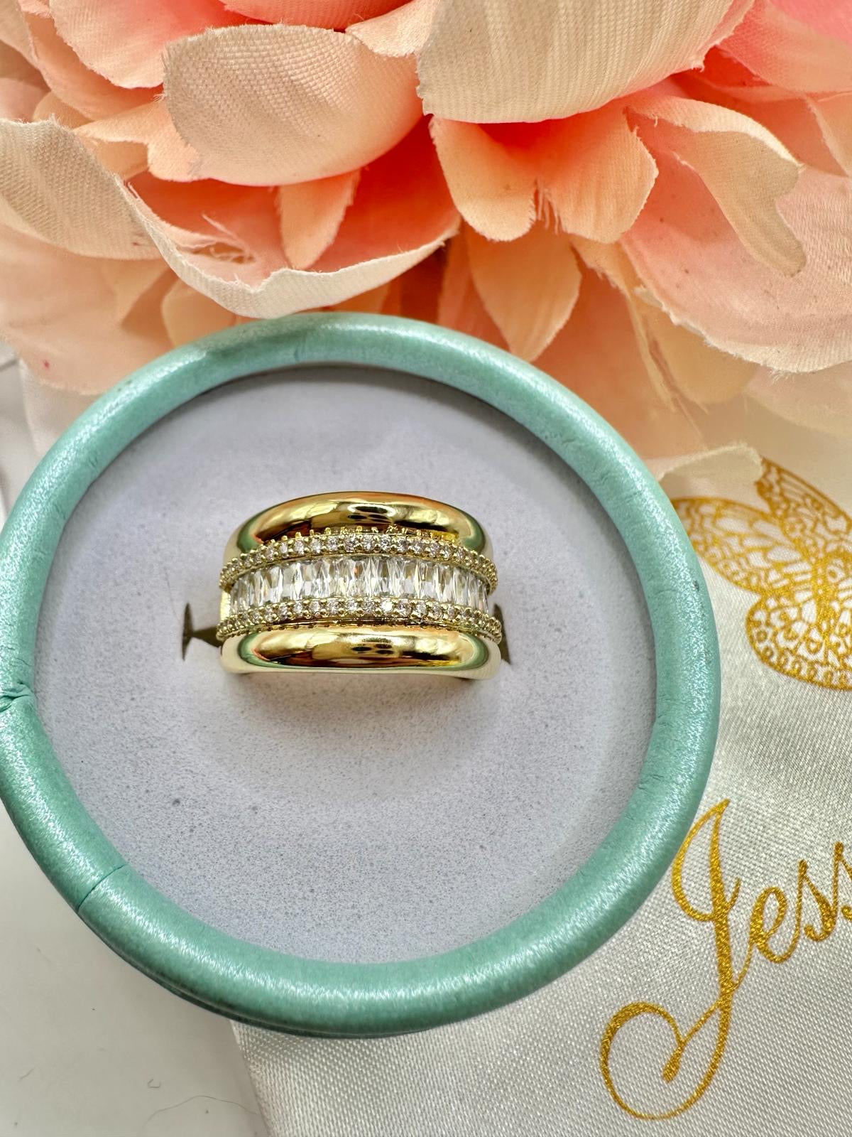 Anillo con vidrio encrustado