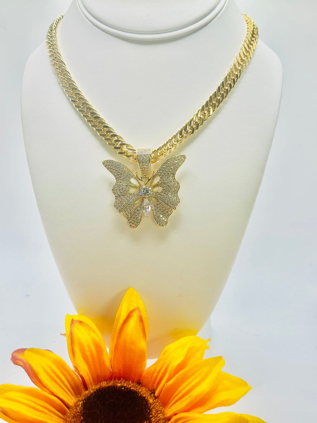 Spanish with butterfly | |Chain