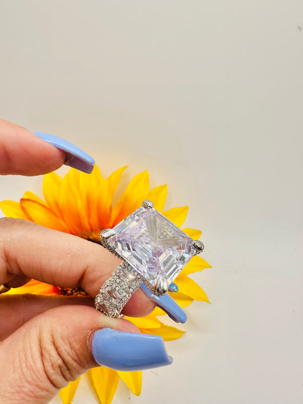 Anillo Real Ostentoso en Vidrio Real 5A