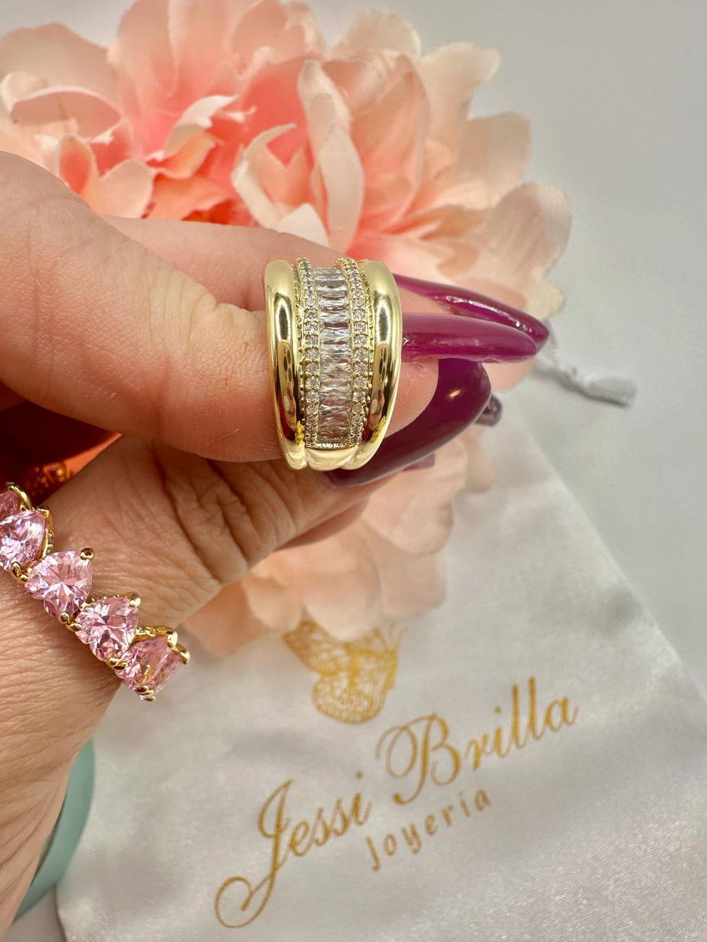 Anillo con vidrio encrustado