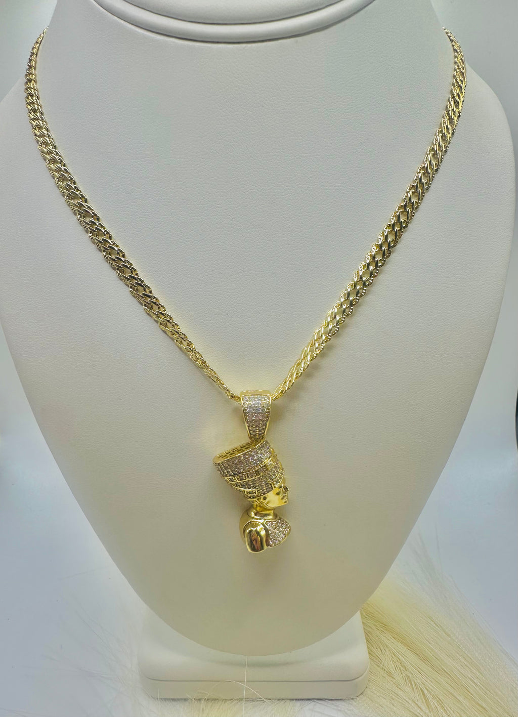 Nefertiti on Spanish Television | 18-inch