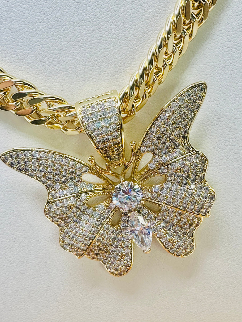 Spanish with butterfly | |Chain