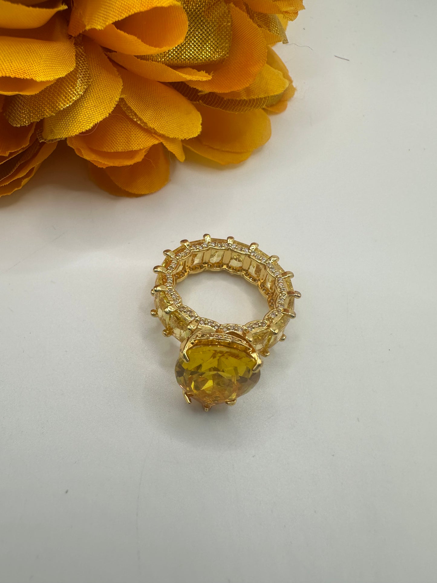 Anillo de Corazón Amarillo Adimantado en Vidrio Real