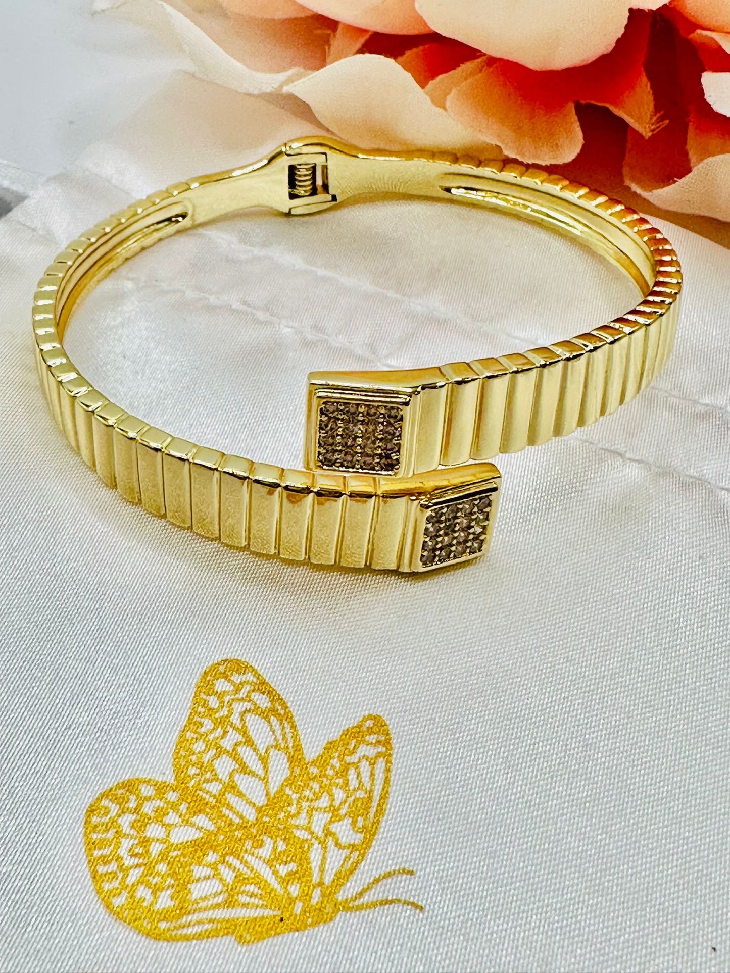 Brazalete cruzado
