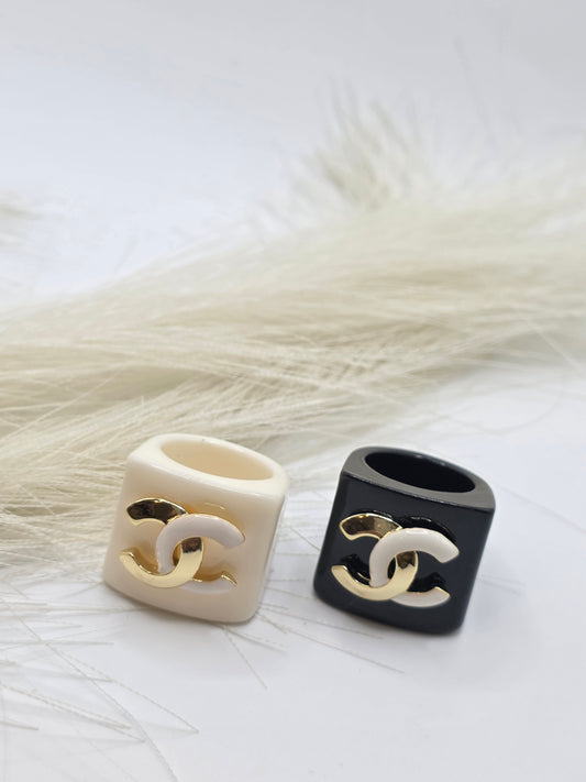 Anillo llamativo CC Oscuro y Blanco size 7