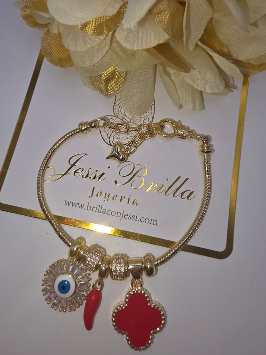 Pandora con dijes de protección y Trébol Rojo