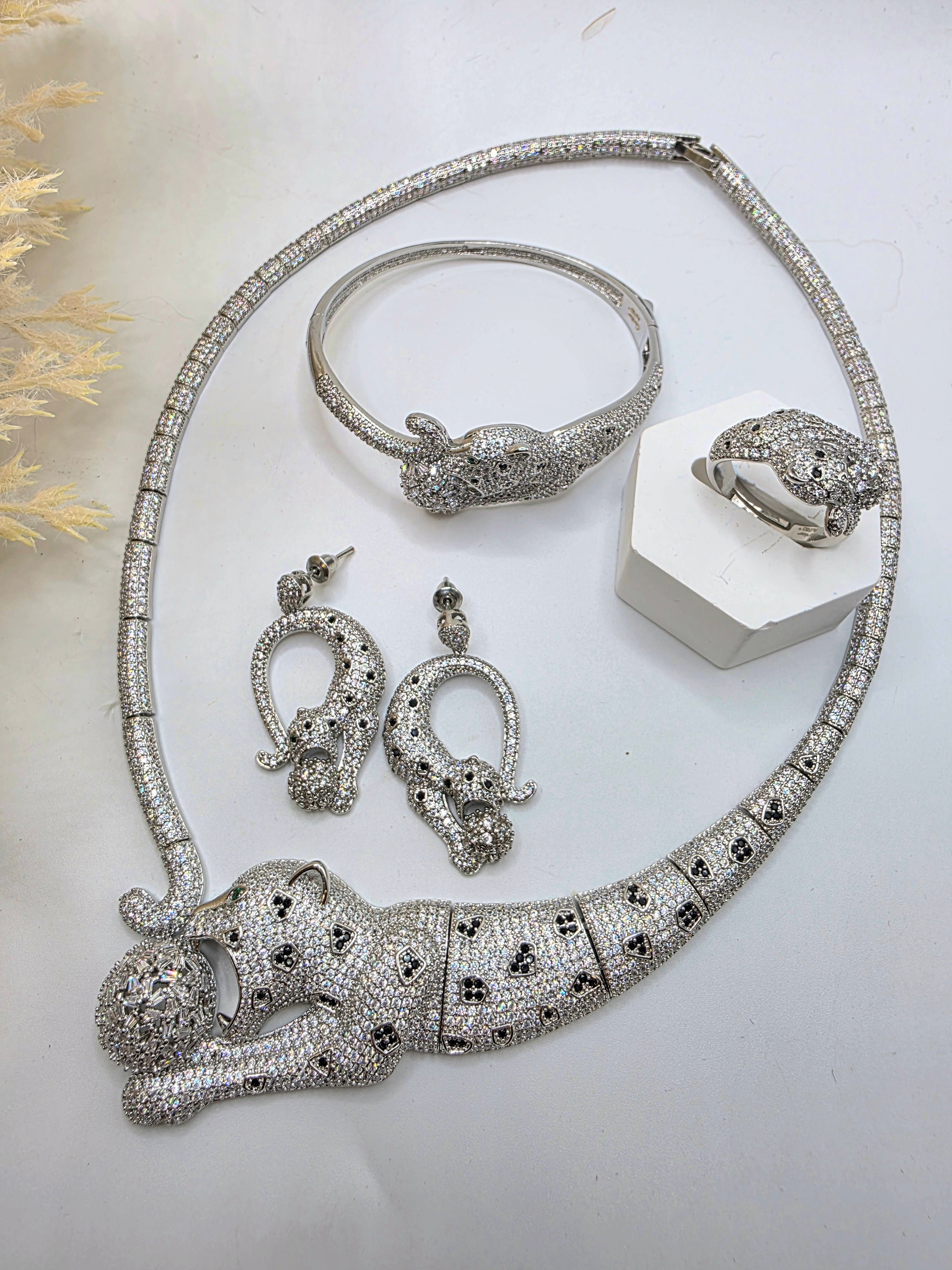 Pantera Silver Cati en vidrio real -Size 18inch anillo 7inch