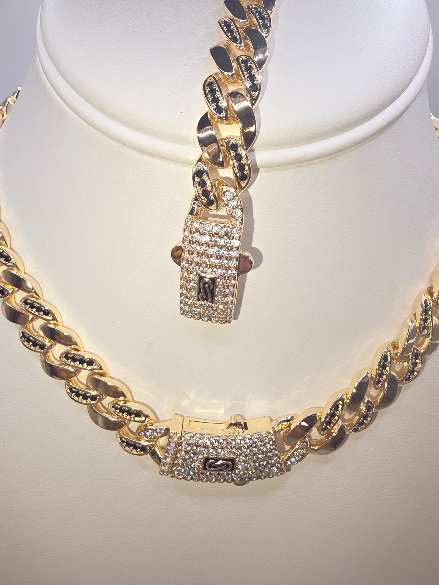 Set Monaco con detalles de Vidrio oscuro cadena18imch &/manilla 7inch