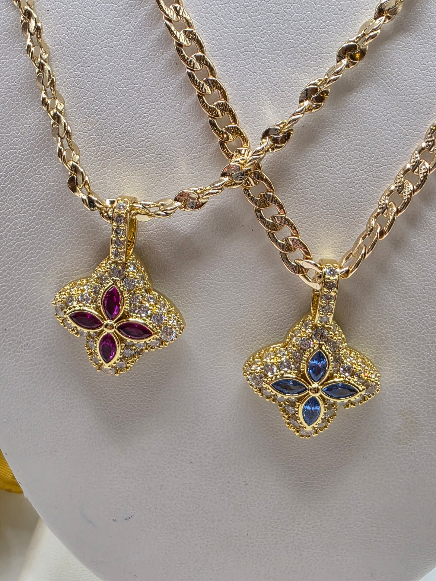 Cadena con Trebol de Vidrio Size 18inch