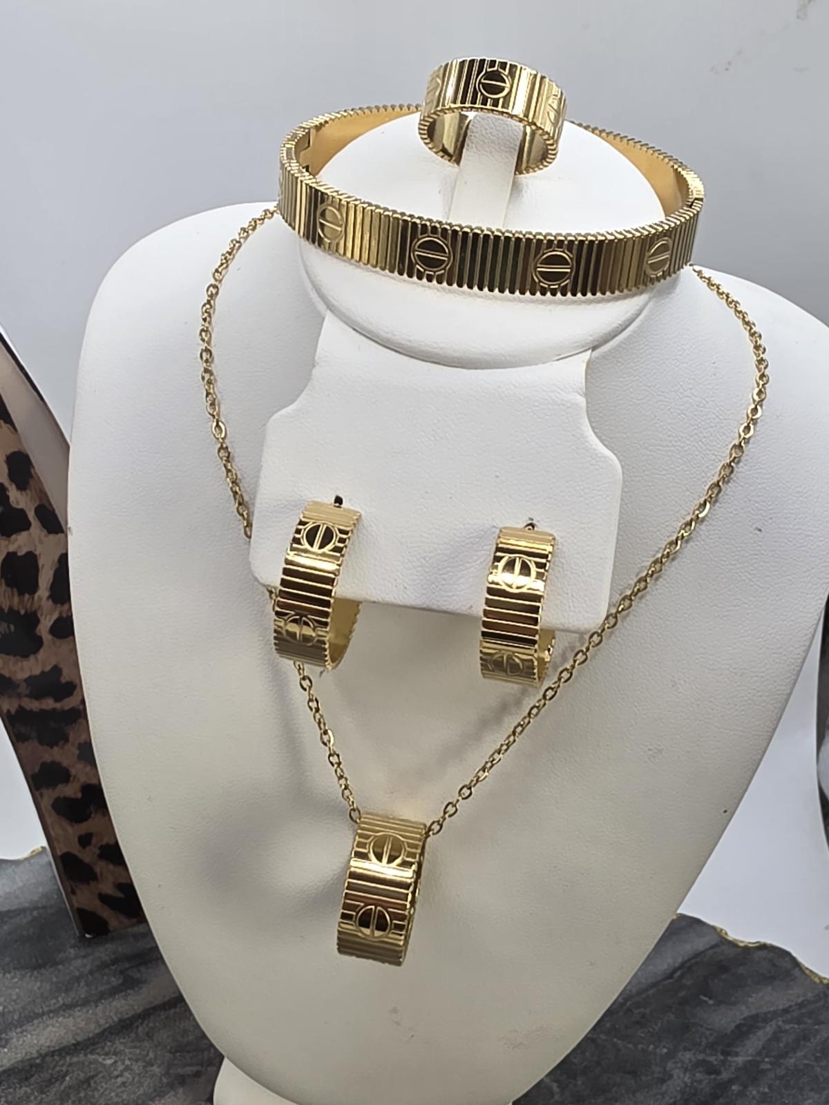 Set de Tendencia modelo Cati anillo size 7 Gold y Silver