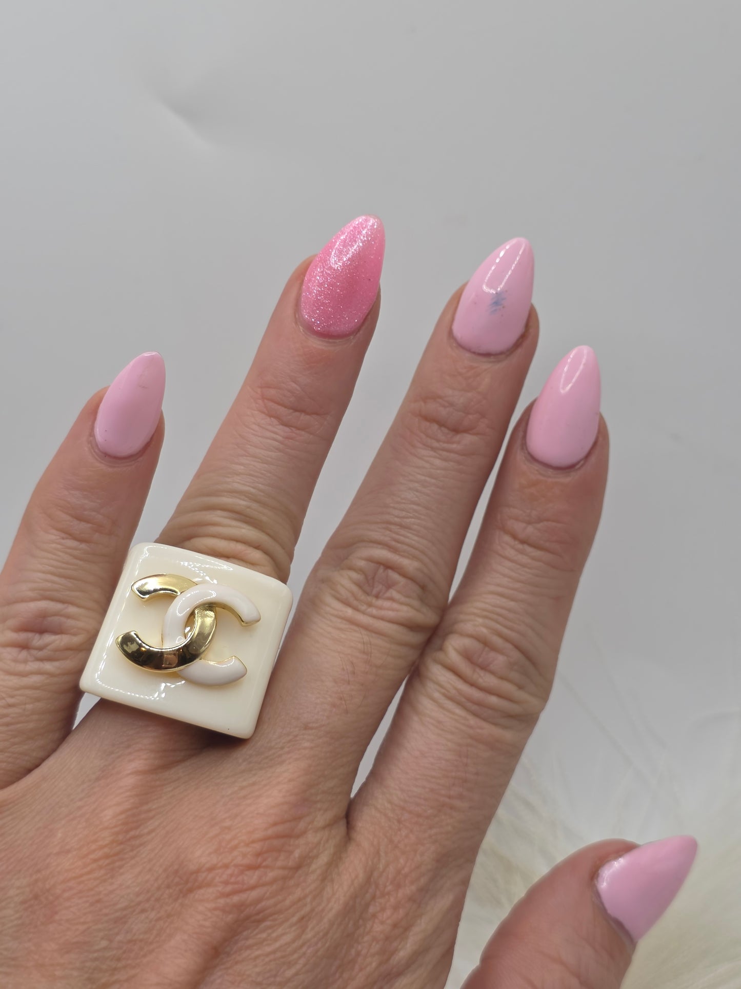 Anillo llamativo CC Oscuro y Blanco size 7