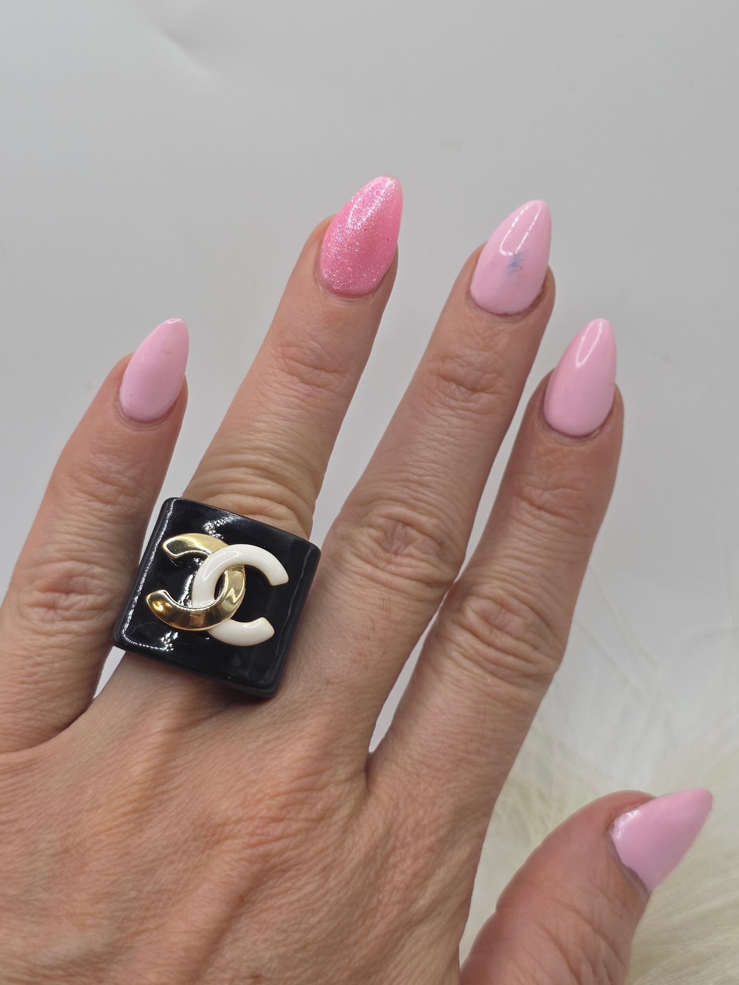 Anillo llamativo CC Oscuro y Blanco size 7
