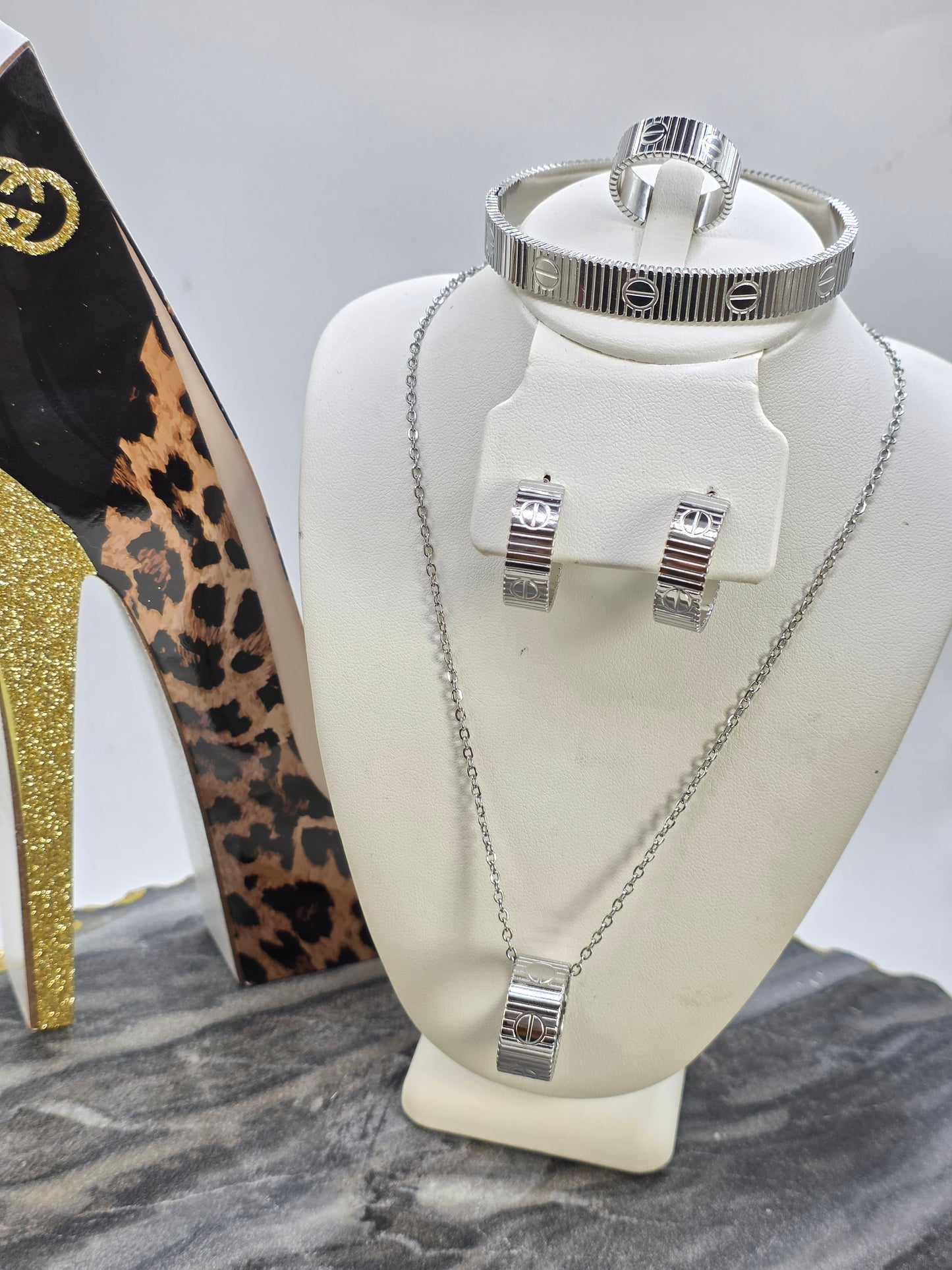 Set de Tendencia modelo Cati anillo size 7 Gold y Silver