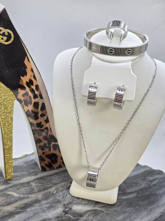 Set de Tendencia modelo Cati anillo size 7 Gold y Silver