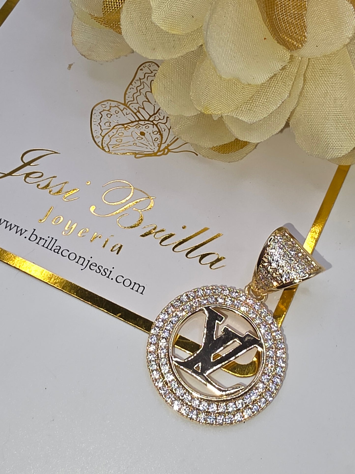 Cadena con dije de LV en Vidrio