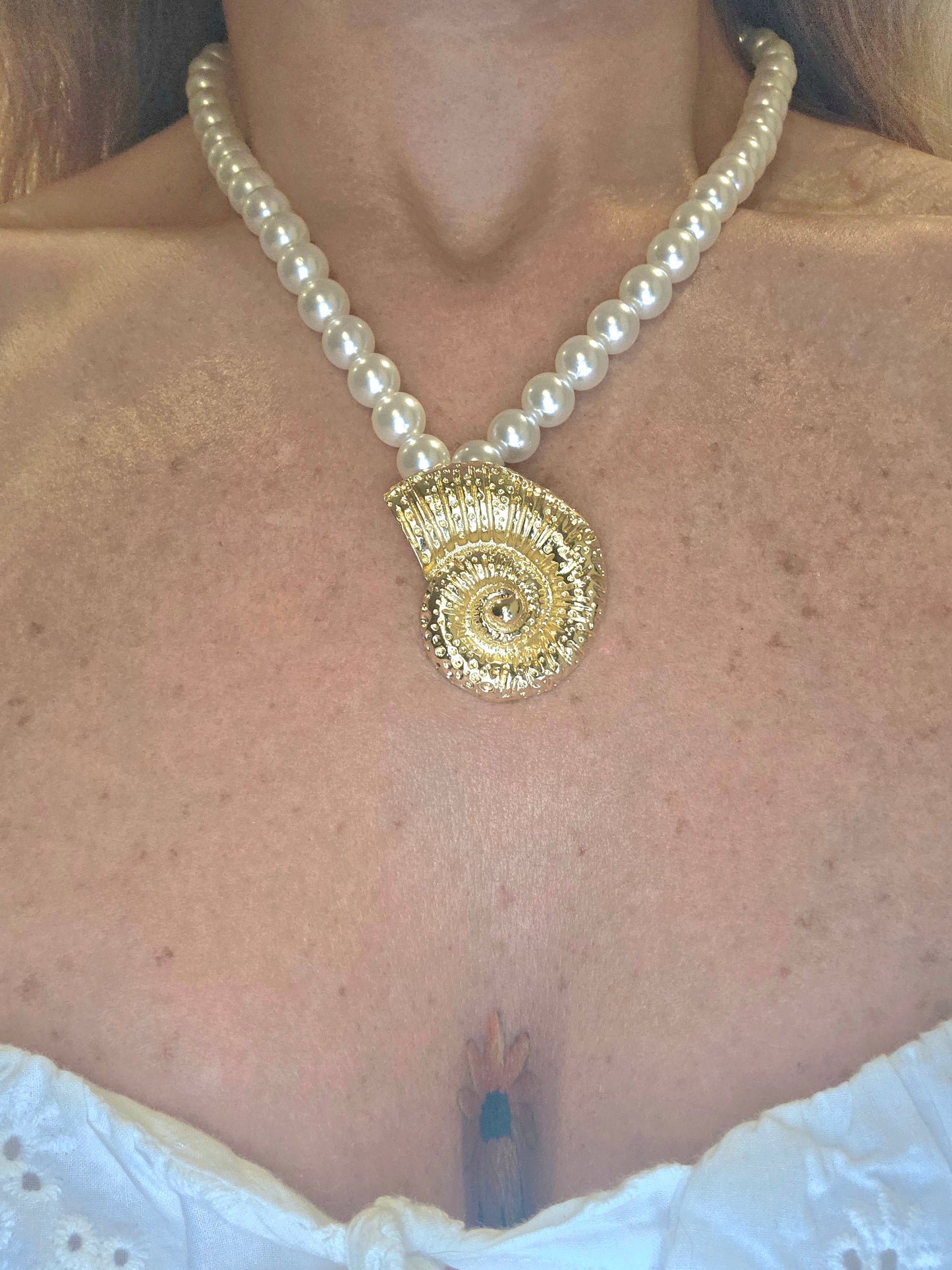 Gargantilla de perla con caracol