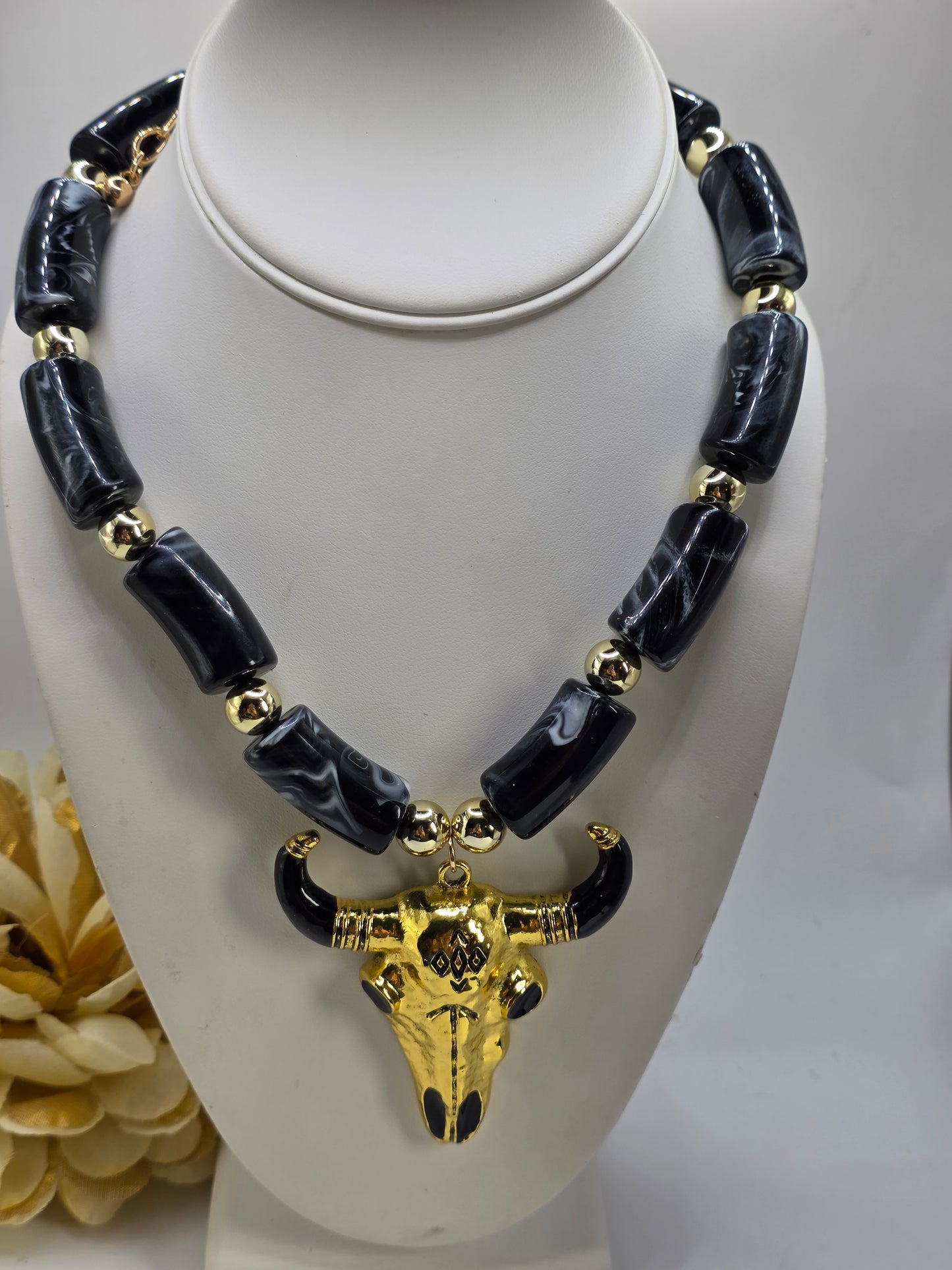 Gargantilla con extensión 18inch con Cabeza de Toro oscura